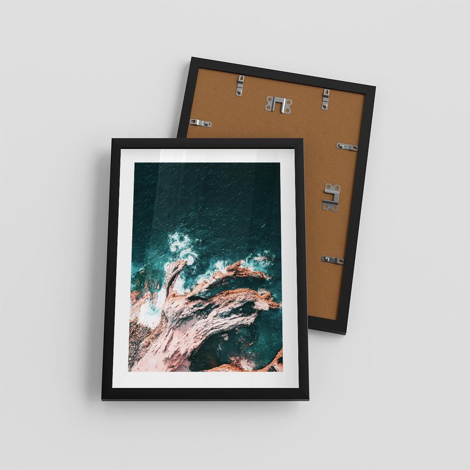 Plakat w ramie 30x40 - Fale i Skały w Spokoju i Burzy - morze, fale rozbijają się o skały - rama czarna