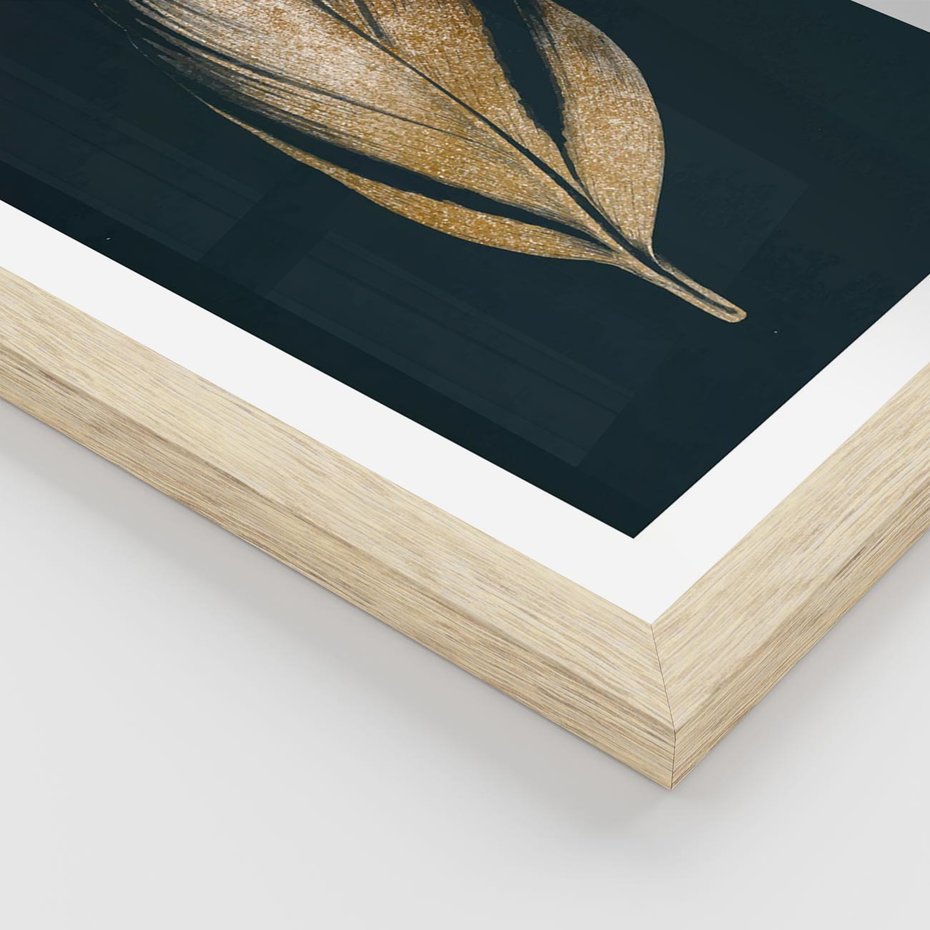 Plakat w ramie 30x40 - Mroczne Złoto - nowoczesna grafika, złoty liść na czarnym tle - rama drewno