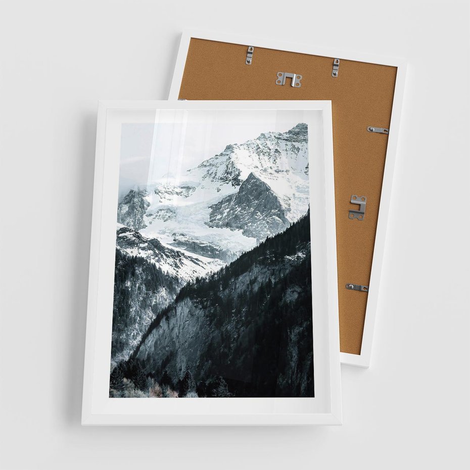 Plakat w ramie 50x70 - Góry w Zimowym Uścisku - góry, ośnieżone szczyty - rama biała