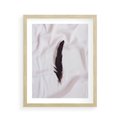 Plakat w ramie 40x50 - Prosta Elegancja - czarne pióro na białej pościeli, minimalizm - rama drewno