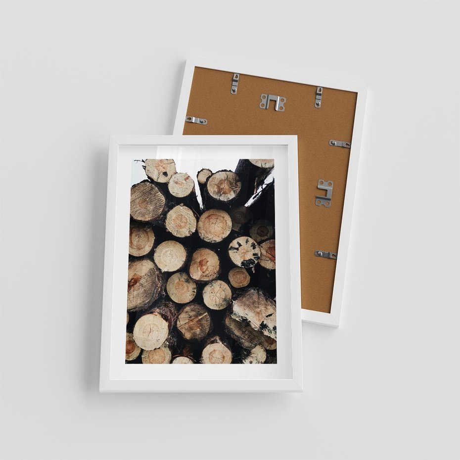 Plakat w ramie 30x40 - Siła Drewna - ścięte drewno, belki drewna ułożone jedna na drugiej - rama biała