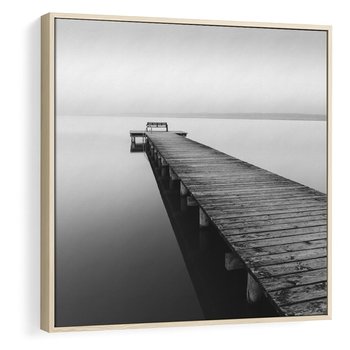 Obraz w ramie 80x80 - Mglista Perspektywa - czarno biała fotografia, drewniany pomost na jeziorze - rama drewno