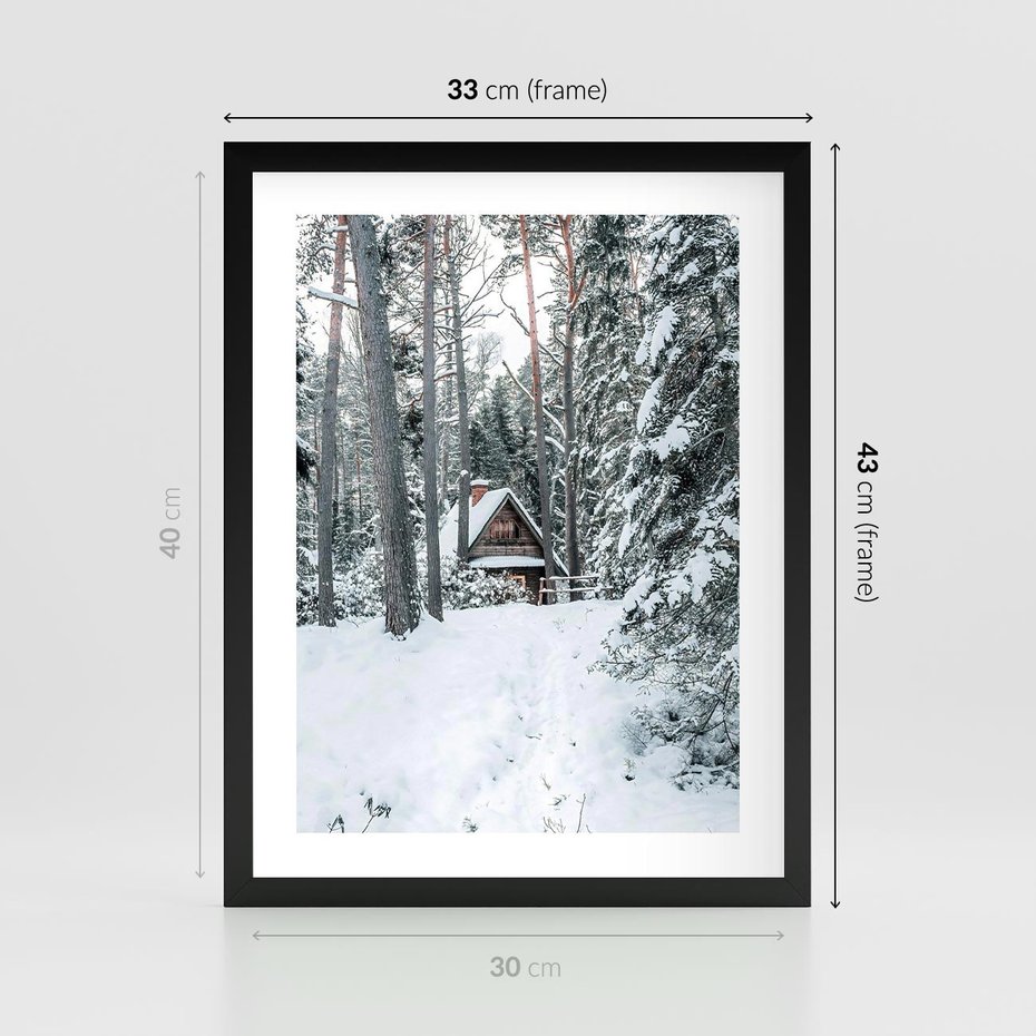 Plakat w ramie 30x40 - Spokój Zimowej Przygody w Lesie - domek w górach w lesie, zima - rama czarna