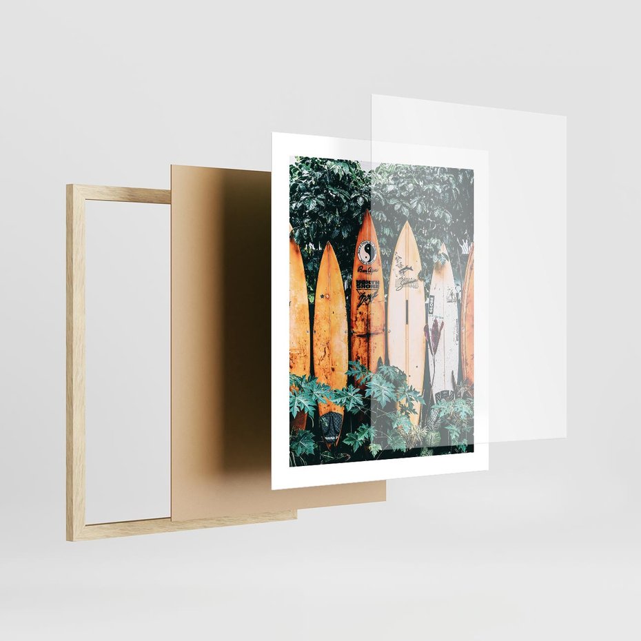 Plakat w ramie 40x50 - Surfowanie w Harmonii z Naturą - deski surfingowe, oparte o rośliny - rama drewno