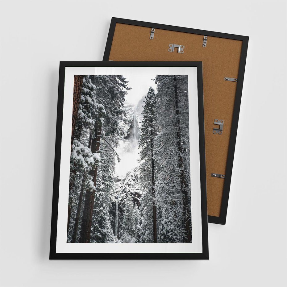 Plakat w ramie 50x70 - Cicha Magia Zimowego Lasu - zimowy las, ośnieżone drzewa - rama czarna