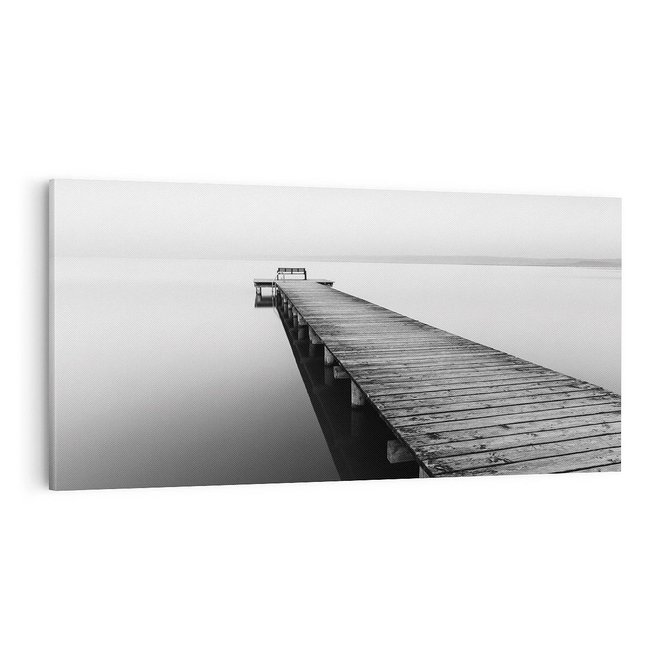 Obraz na płótnie 100x50 - Mglista Perspektywa - czarno biała fotografia, drewniany pomost na jeziorze