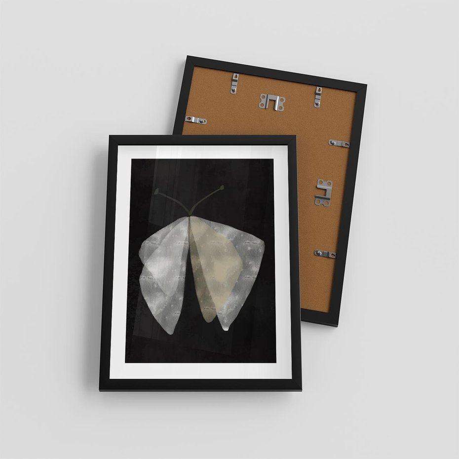 Plakat w ramie 30x40 - Obce Powidoki - abstrakcyjna ćma, mroczna atmosfera - rama czarna