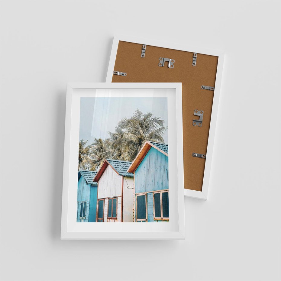 Plakat w ramie 30x40 - Rajskie Wakacje - domki na plaży, błękitne domki - rama biała