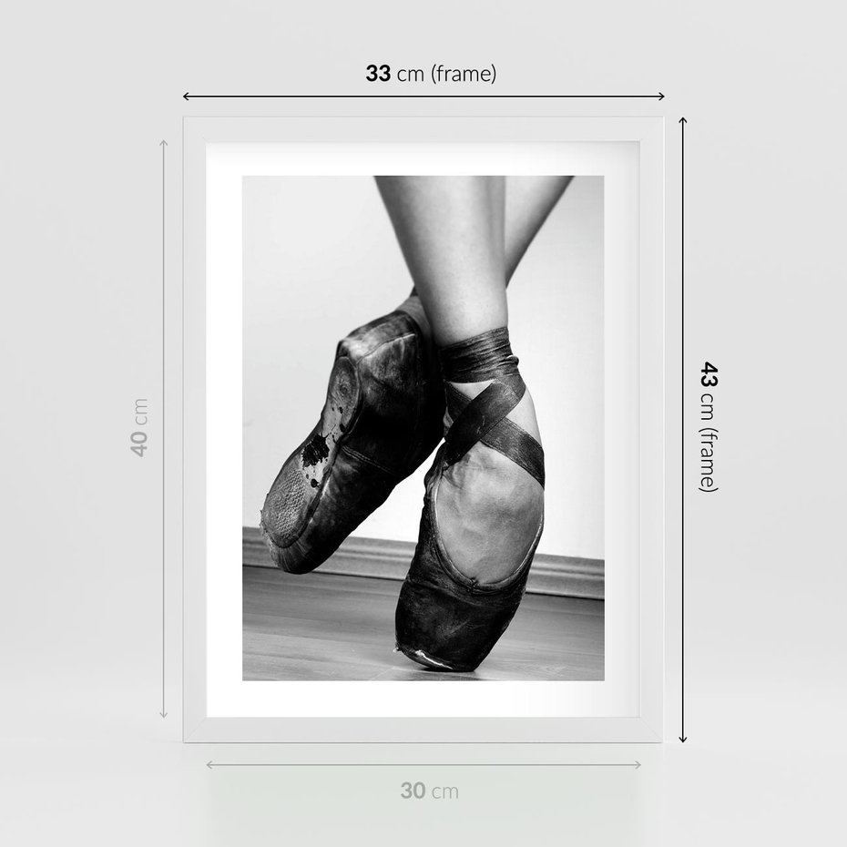 Plakat w ramie 30x40 - Taniec Zmysłów - artystyczne zdjęcie, odcienie szarości - rama biała