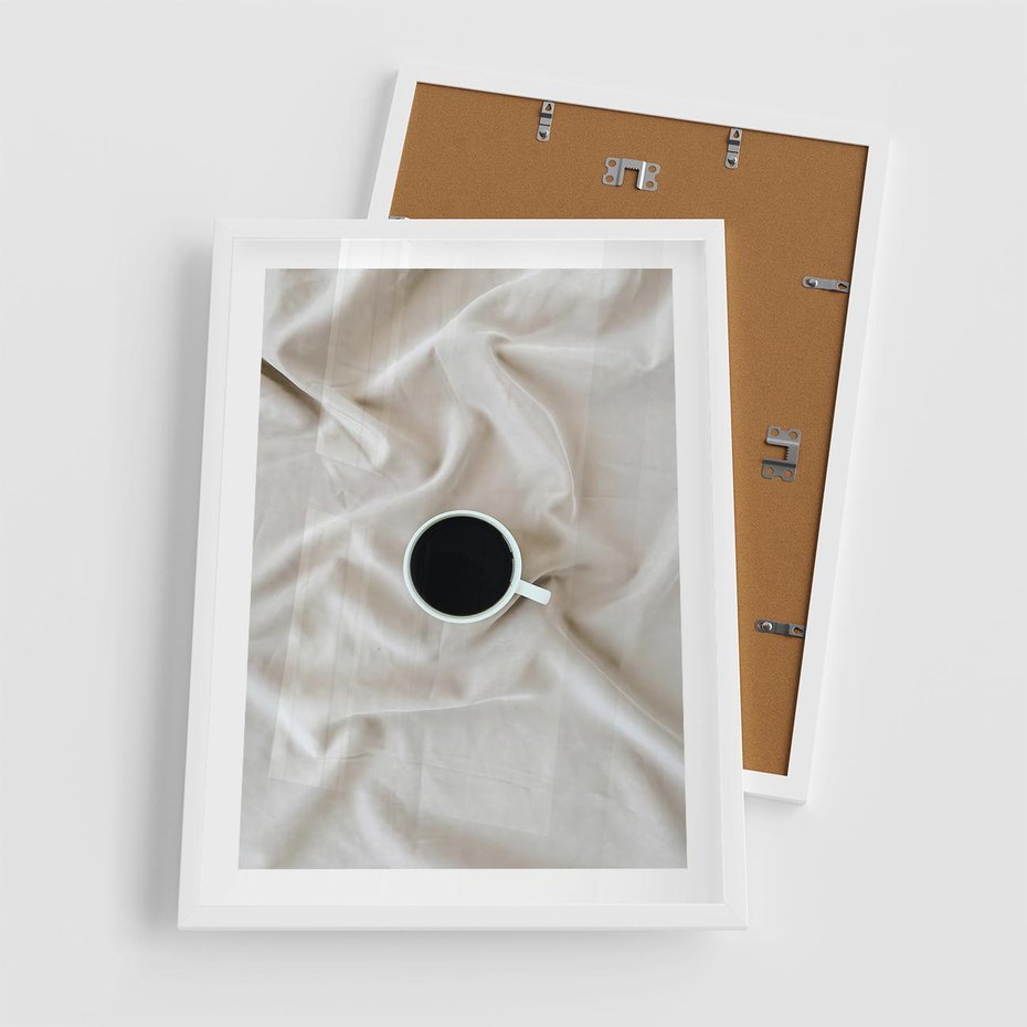 Plakat w ramie 50x70 - Poranek z Kawą - kawa filiżanka w białej pościeli - rama biała