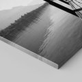 Obraz na płótnie 120x80 - Spokojna Przystań - czarno biała fotografia, drewniany pomost na jeziorze