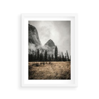 Plakat w ramie 30x40 - Mglisty Pejzaż Górski: Urok Niewidzialnośc - góry, krajobraz - rama biała