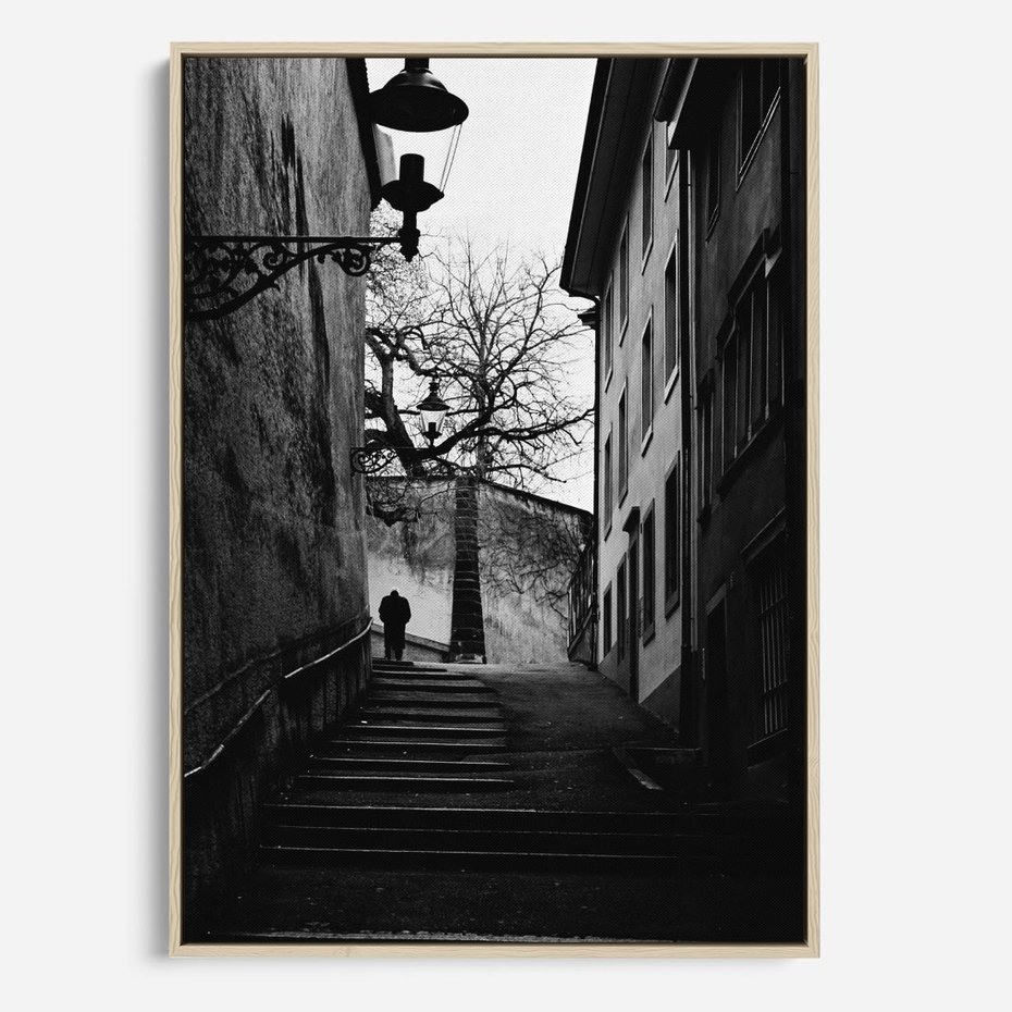 Obraz w ramie 80x120 - Ukryta Uliczka - czarno białe zdjęcie, schody - rama drewno