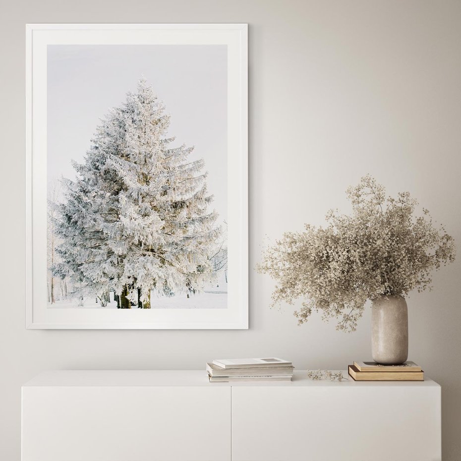 Plakat w ramie 30x40 - Zimowa Poezja w Ośnieżonym Drzewie - ośnieżone drzewo, zima - rama biała