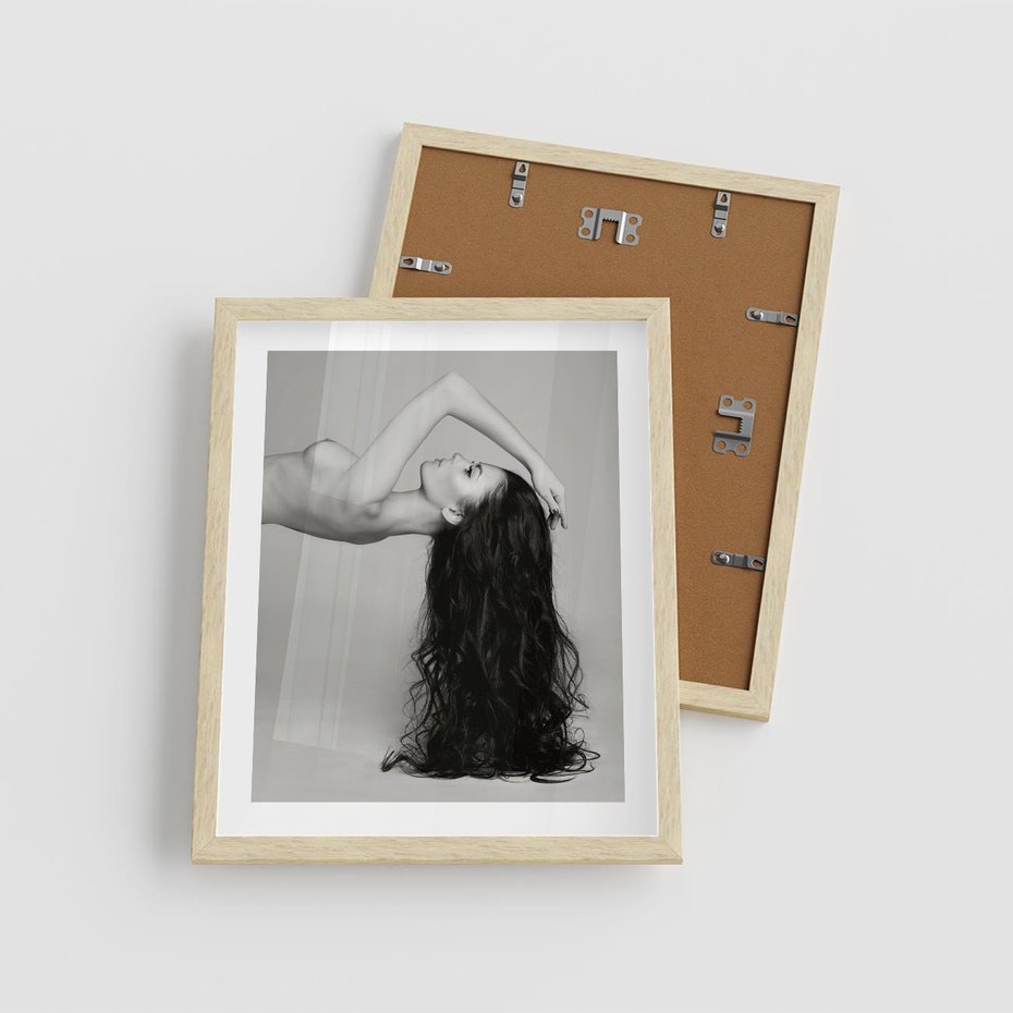 Plakat w ramie 40x50 - Piękno włosów kobiety w ruchu - włosy, piękno - rama drewno