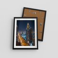 Plakat w ramie 30x40 - Nocna magia - miasto, noc - rama czarna