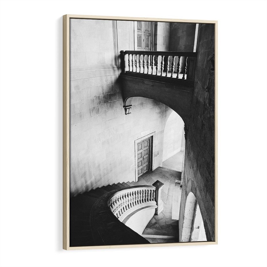 Obraz w ramie 80x120 - Po Schodach w Dół - czarno białą fotgrafia, zakręcone schody w starek kamienicy - rama drewno