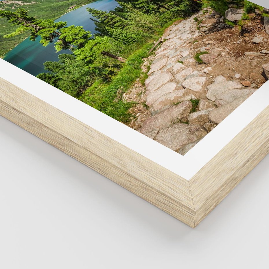 Plakat w ramie 40x50 - Jezioro górskie: harmonia natury - jezioro, góry - rama drewno