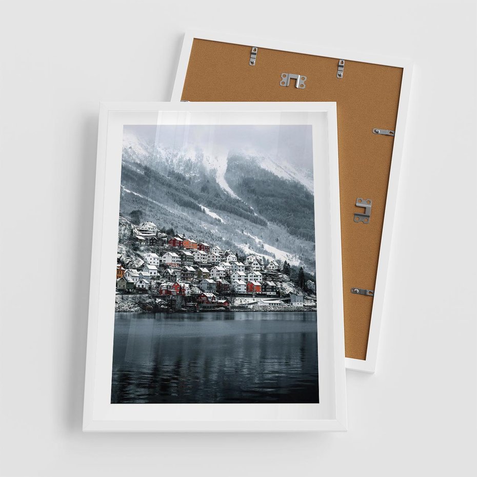 Plakat w ramie 50x70 - Skandynawia na Wzgórzach - domki na wzgórzu, skandynawia - rama biała