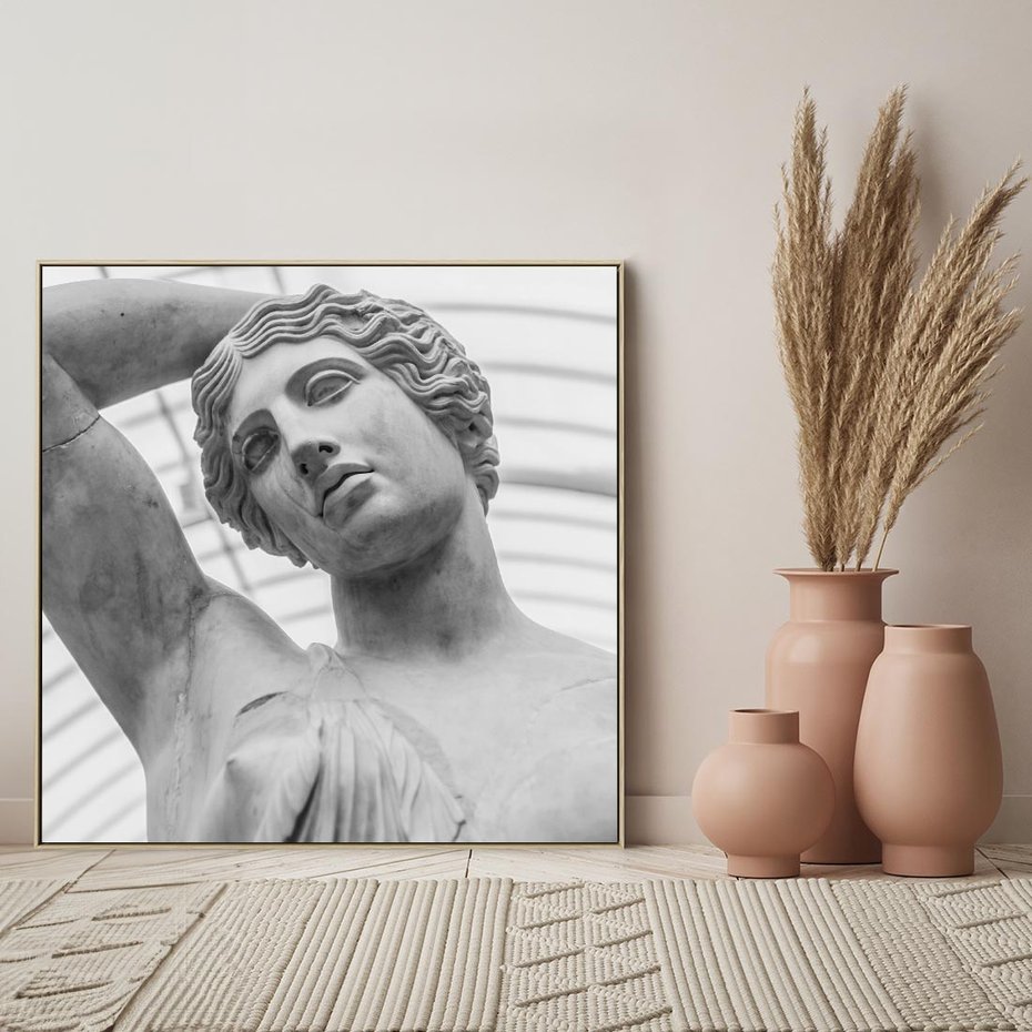 Obraz w ramie 80x80 - Zaklęta w Kamieniu - antyczna rzeźba kobiety na fotografii, czarno biała - rama drewno