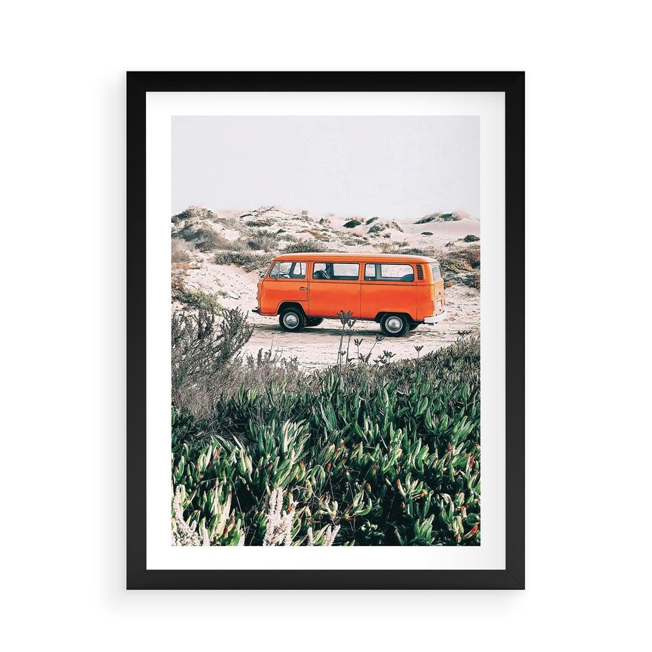 Plakat w ramie 50x70 - Podróże po Pustyni - stary samochód van, pomarańczowy - rama czarna