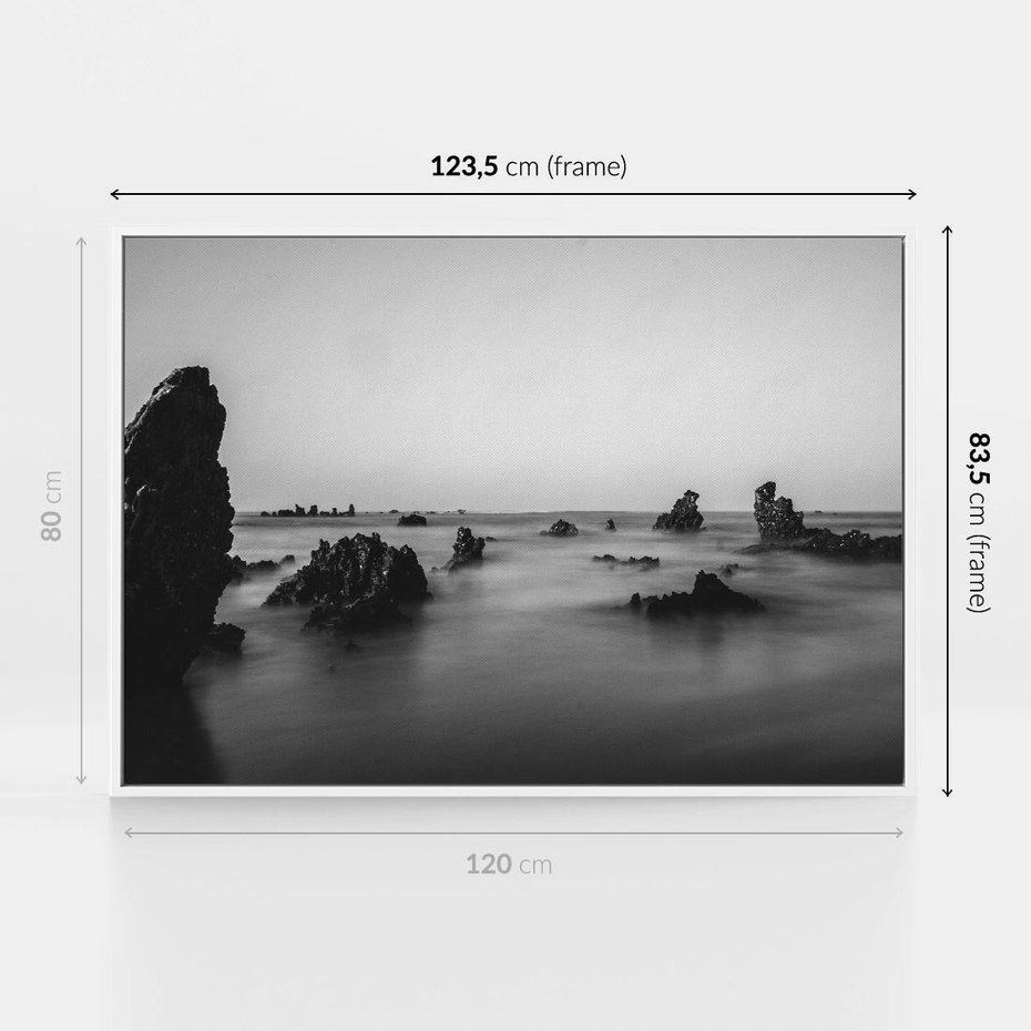 Obraz w ramie 120x80 - Harmonia świateł i cieni - zamglona dzika plaża, skały na plaży - rama biała