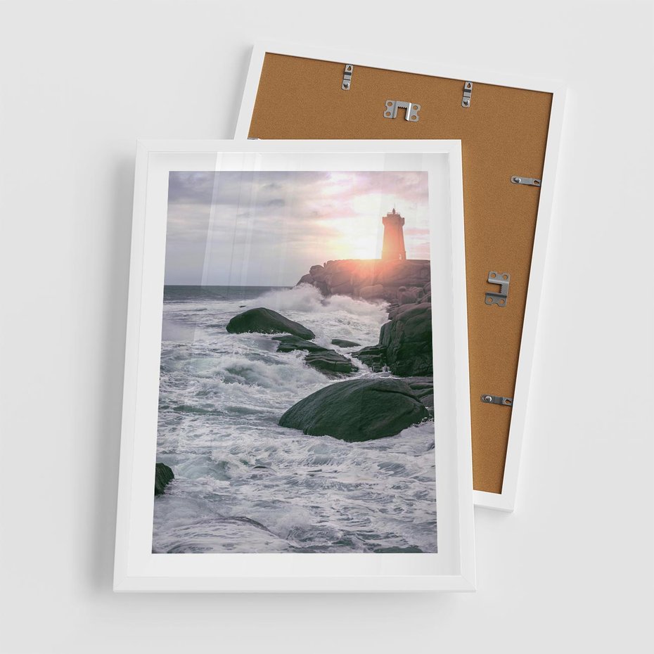 Plakat w ramie 50x70 - Latarnia, Zachód Słońca i Fale - latarnia na klifie, zachód słońca - rama biała