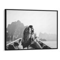 Obraz w ramie 70x50 - Księga mglistych marzeń - czarno biała fotografia, para zakochanych w łodzi - rama czarna