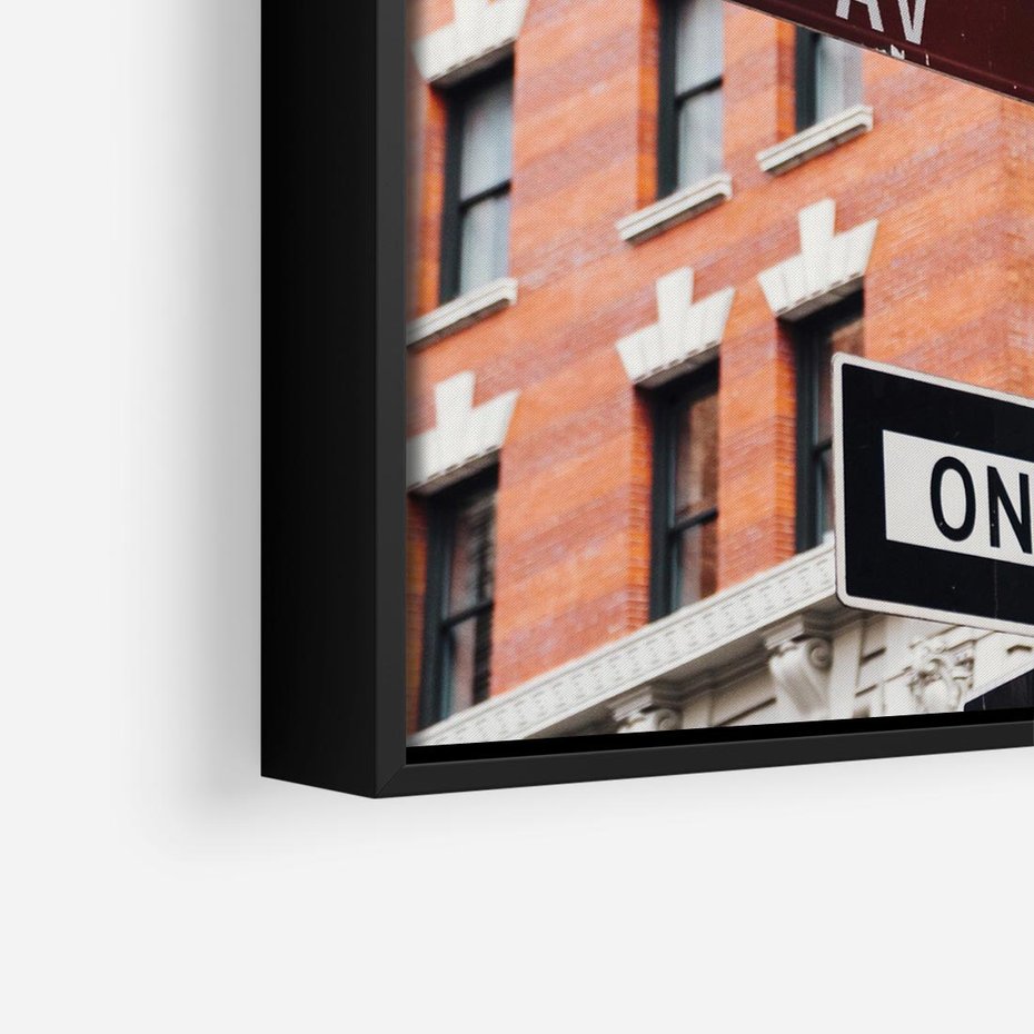 Obraz w ramie 50x50 - Namiastka wielkiego miasta - Nowy Jork, drogowskaz - rama czarna