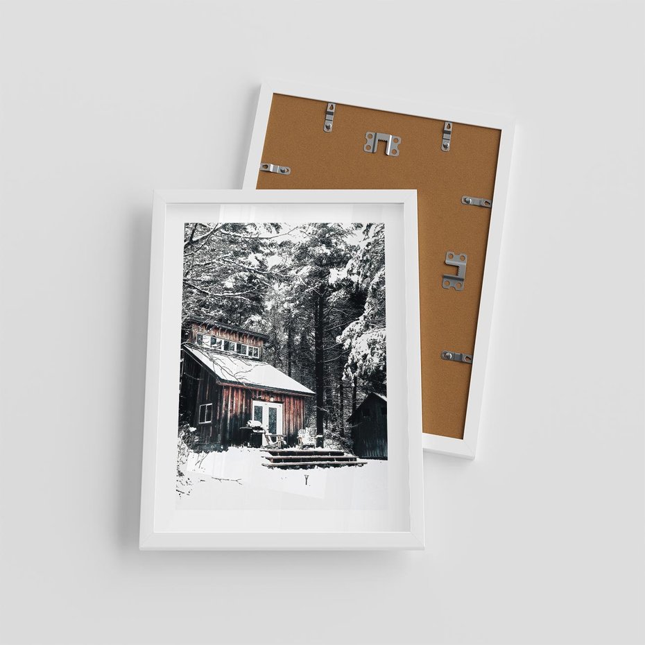 Plakat w ramie 30x40 - Zimowy Urok Drewnianego Domku - zima, drewniany domek - rama biała