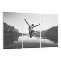 Obraz na płótnie 120x80 - Beztroska Chwila - czarno biała fotografia, mężczyzna wesoło wskakuje do keziora w górach