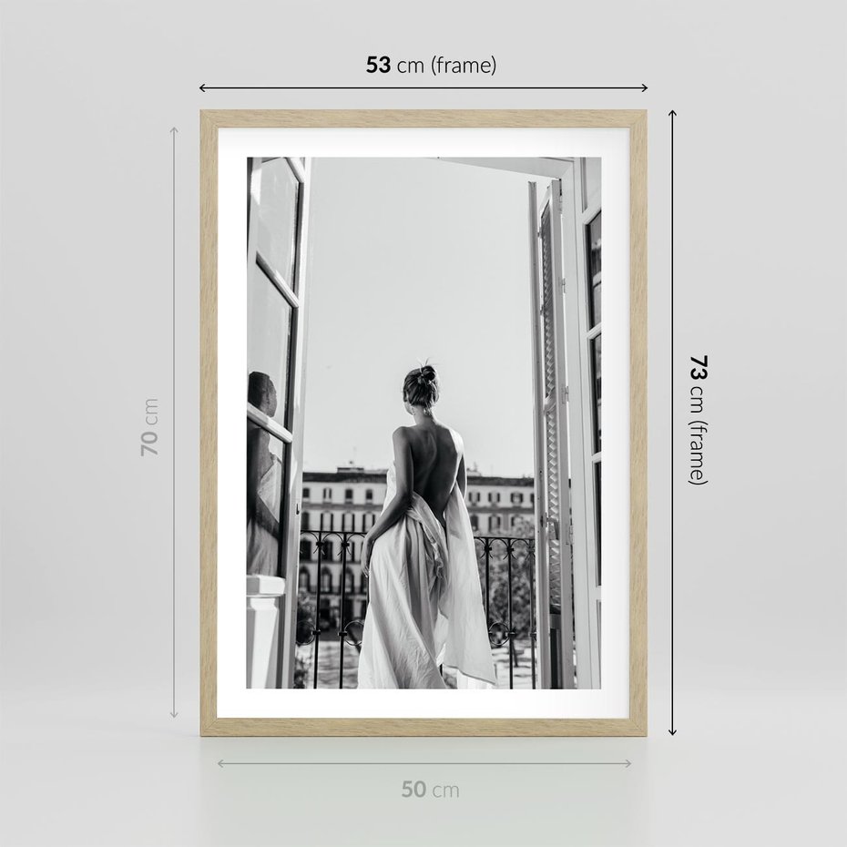 Plakat w ramie 50x70 - Poranki w Paryżu - czarno białe zdjęcie, kobieta w prześcieradle na balkonie - rama drewno