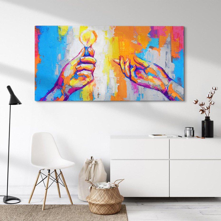 Obraz na płótnie 120x60 - Refrakcje wewnętrznego światła - abstrakcyjne dzieło, dłoń trzyma żarówkę