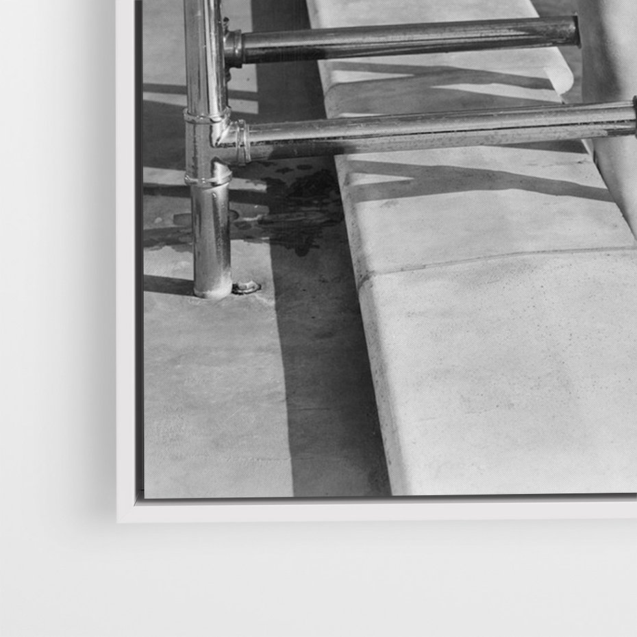 Obraz w ramie 80x120 - Retro Basen - retro zdjęcie, czarno białe - rama biała