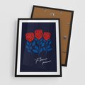Plakat w ramie 50x70 - Podróżne Barwy - czerwone abstrakcyjne kwiaty, granatowe tło - rama czarna