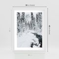 Plakat w ramie 30x40 - Spokój Zimowego Lasu w Górach - zima w lesie, w górach - rama biała