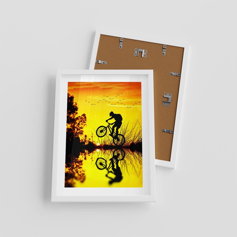 Plakat w ramie 30x40 - Rower przy zachodzie słońca - rower, zachód - rama biała