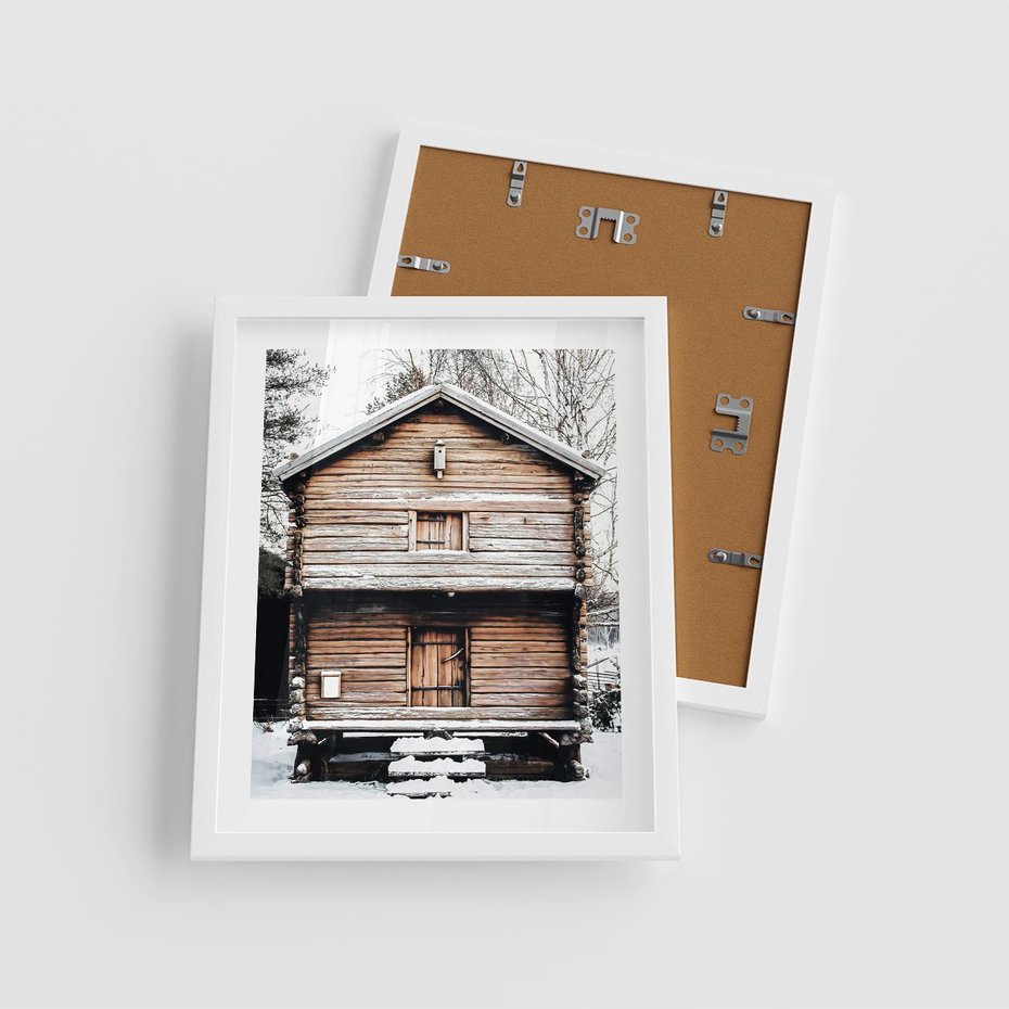 Plakat w ramie 40x50 - Śnieżny Ustronny Raj - domek w górach, śnieg - rama biała