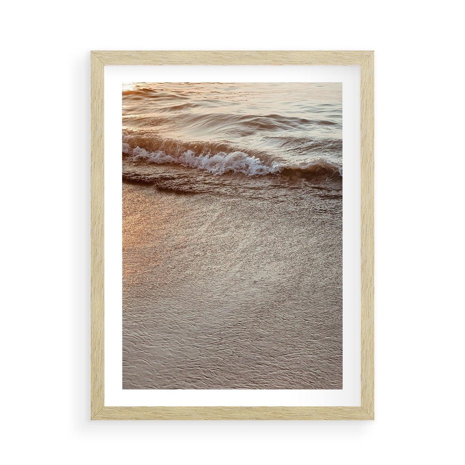 Plakat w ramie 50x70 - Spokój Morza: Fale na Plaży - fale, morze - rama drewno