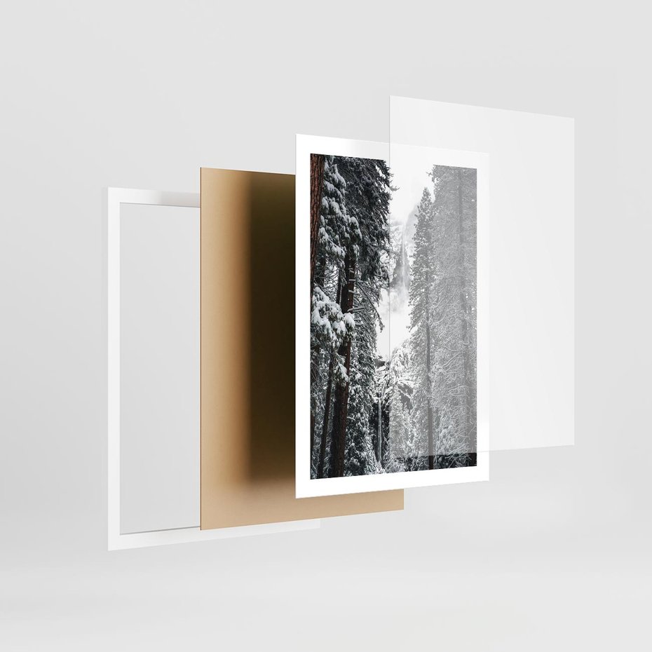 Plakat w ramie 50x70 - Cicha Magia Zimowego Lasu - zimowy las, ośnieżone drzewa - rama biała