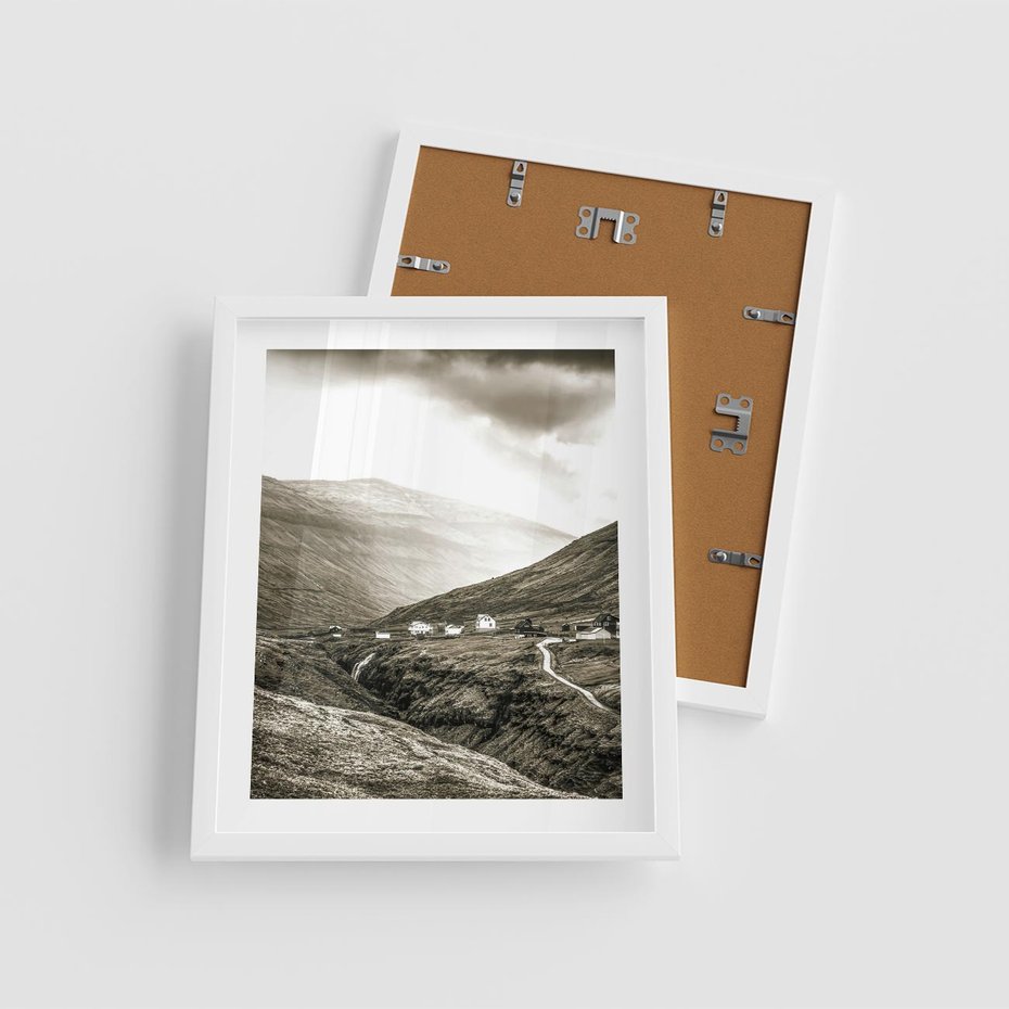Plakat w ramie 40x50 - Domki w Górach - czarno biała fotografia, górski pejzaż - rama biała
