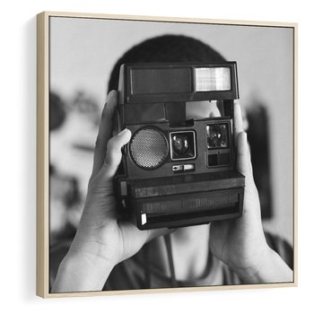 Obraz w ramie 50x50 - Mężczyzna za Aparatem - czarno białe zdjęcie, portret - rama drewno