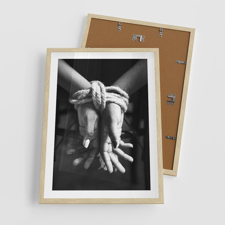 Plakat w ramie 50x70 - Splątane Uczucia - czarno biała fotografia, artystyczna - rama drewno