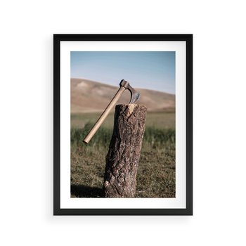 Plakat w ramie 30x40 - Rustykalna Praktyczność: Fotografia Siekiery - rustykalna fotografia, siekiera wbita w pieniek - rama czarna