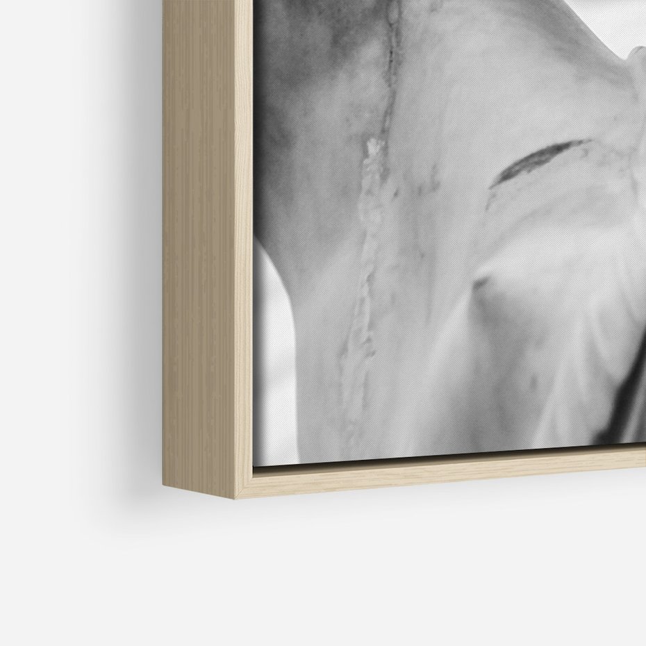 Obraz w ramie 50x70 - Zaklęta w Kamieniu - antyczna rzeźba kobiety na fotografii, czarno biała - rama drewno