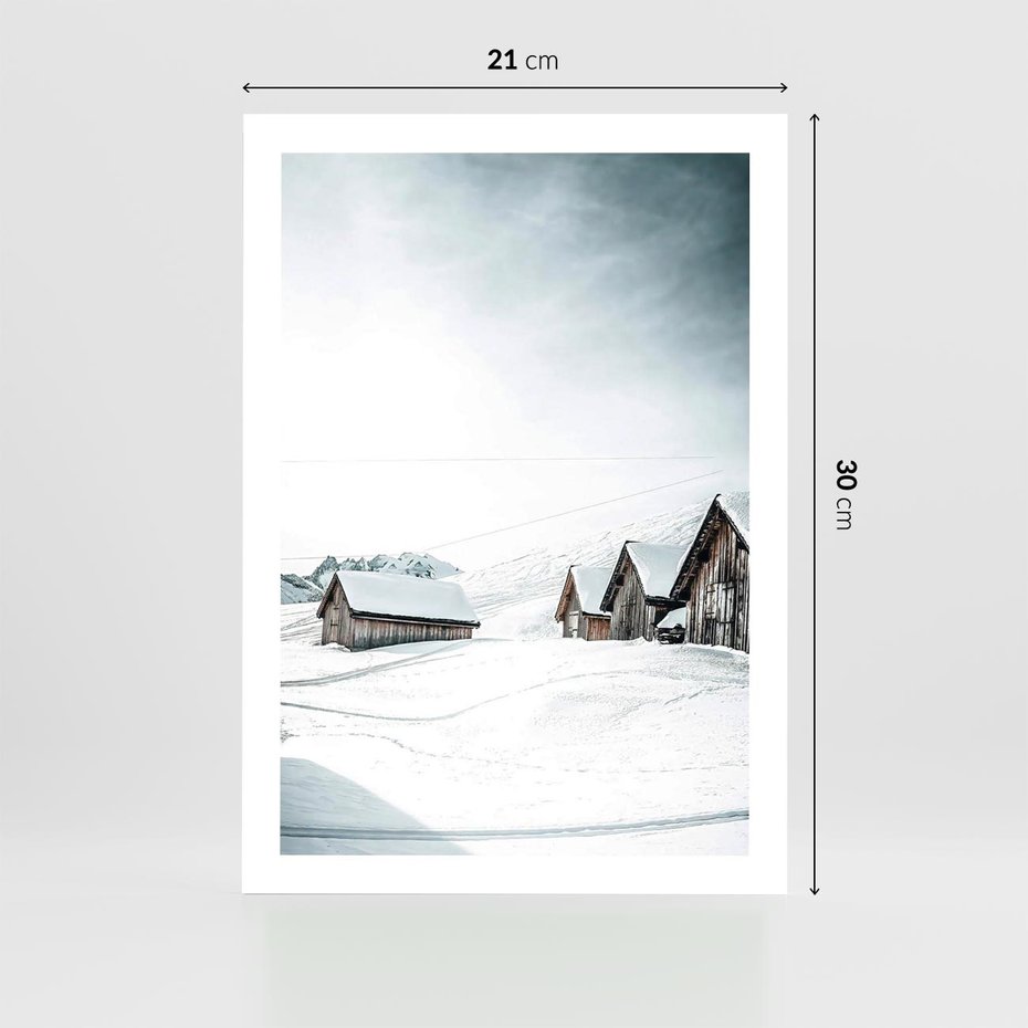 Plakat bez ramy 21x30 - Zima w Domkach: Urok Śnieżnej Scenerii - domki w śnieżnym krajobrazie