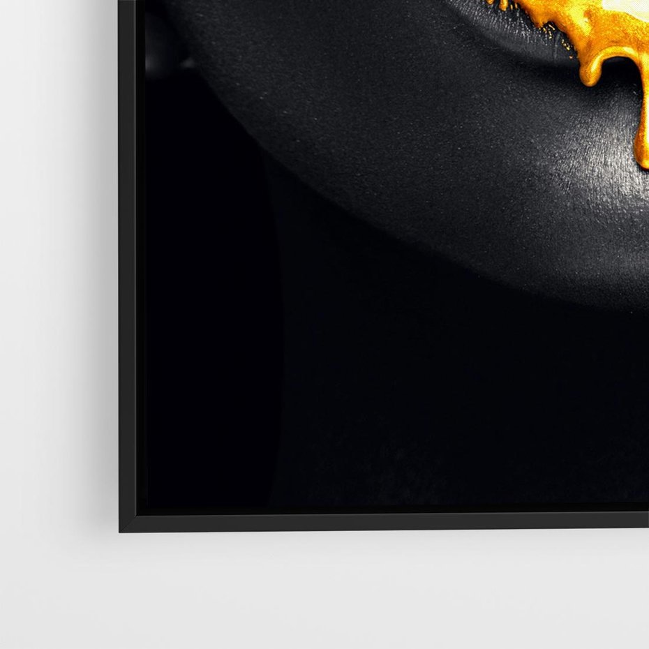 Obraz w ramie 50x50 - Złote Usta Kobiety - złote, usta - rama czarna