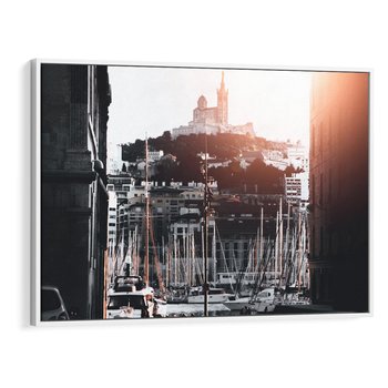 Obraz w ramie 120x80 - Światło Portowe - czarno białe zdjecie, uliczka w nadmorskim mieście - rama biała