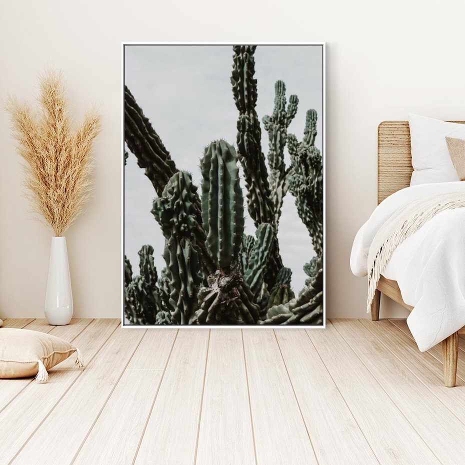 Obraz w ramie 70x100 - Boho oaza wśród kaktusów - kaktusy, pustynia - rama biała