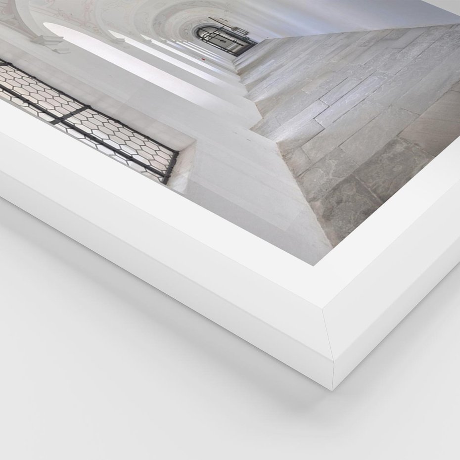 Plakat w ramie 30x40 - Architektoniczne Przejście - architektura, korytarz - rama biała